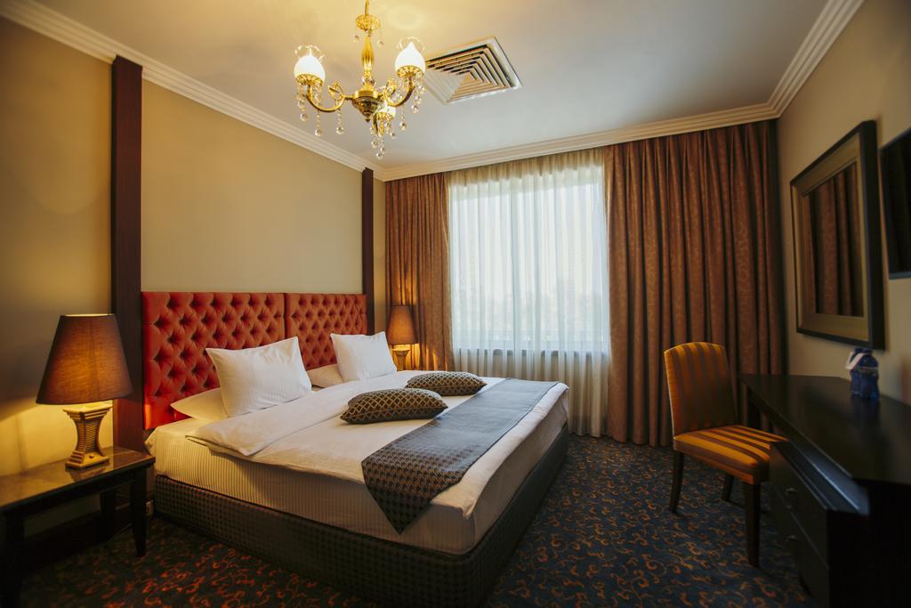 Hotel Intourist Palace Batumi Exterior photo